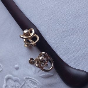 Vintage gold tone ball with thick knot screw back earrings